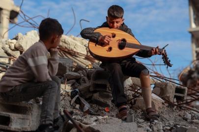 İsrail saldırısında bacağını kaybeden Filistinli çocuk, umudu müzikte buldu