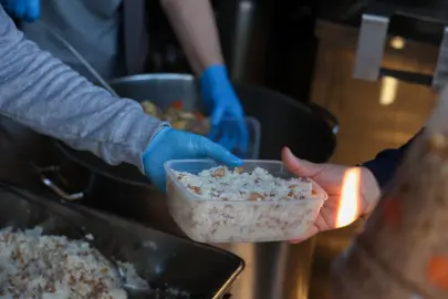 Antalya'da Mobil Aşevi’nden sıcak yemek ikramı