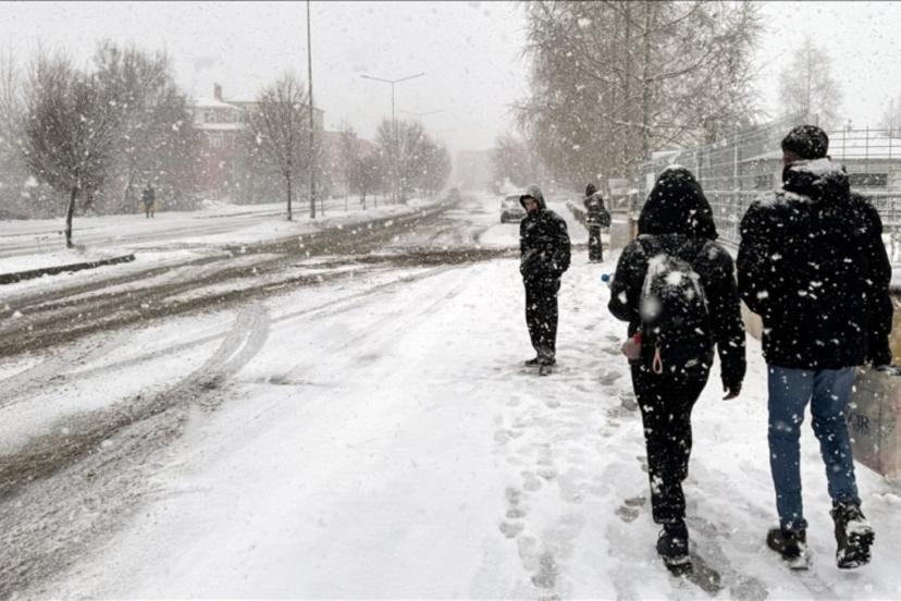 Ardahan'da kar yağışı nedeniyle eğitime ara verildi
