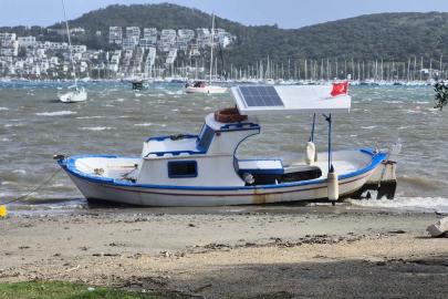 Bodrum’da fırtına etkili oldu ağaçlar devrildi, tekne karaya oturdu