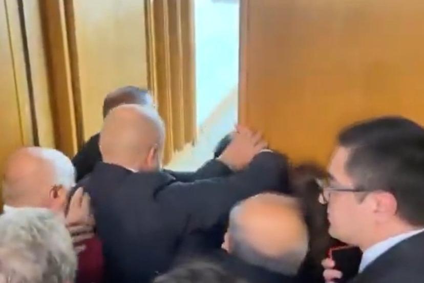 CHP Grup Toplantısı öncesi yer kapma izdihamı