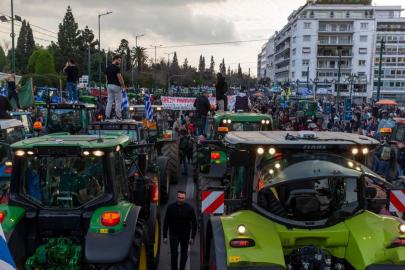 Çiftçilerden Atina’da traktörlü protesto