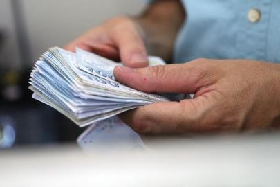 Evde Bakım Yardımı ödemeleri hak sahiplerinin hesaplarına artışlı şekilde yatırılıyor