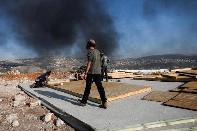Filistin topraklarını gasbeden İsrailliler, Batı Şeria'da bir Filistinlinin evine saldırarak hayvanlarını çaldı