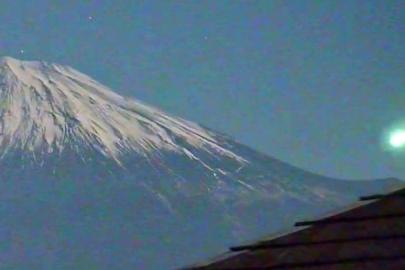 Fuji Dağı üzerinde ateş topu: Meteor görsel şölen oluşturdu