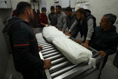 Gazzeliler, katil İsrail'in çekildiği Sarı Hat'tan düzenlediği saldırılarda can vermeye devam ediyor