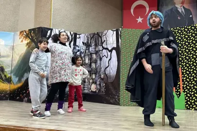 Gölcük’te çocuklara özel sahne yüzleri güldürüyor