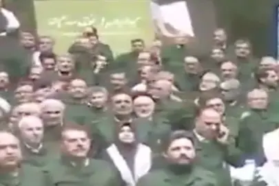 İran Parlamentosu'nda vekiller askeri üniforma giydi: 'Amerika’ya Ölüm' sloganları