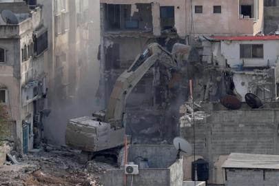 İşgalci İsrail ordusu, Batı Şeria'da Filistinlilere ait bir binayı ve kafeyi yıktı