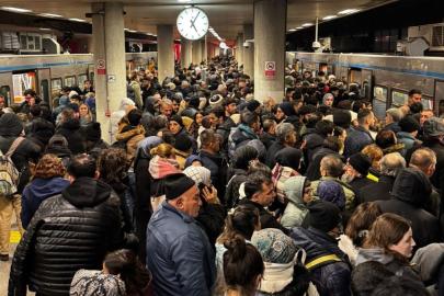 İstanbul'da metro raydan çıktı, mahsur kalan yolcular isyan etti