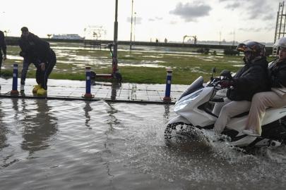 İzmir'de etkili olan sağanak yağışın ardından sokak ve caddeler göle döndü