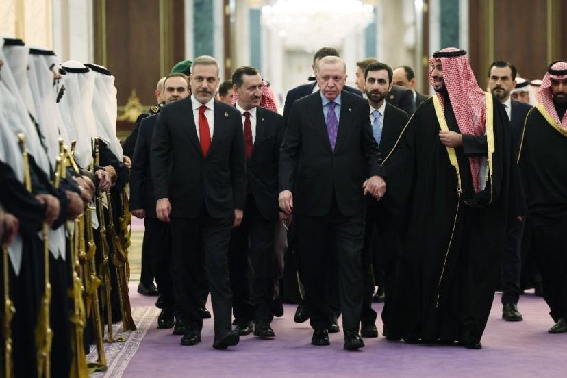 Muhammed bin Selman, Cumhurbaşkanı Erdoğan’ı uğurlarken elini bırakmadı