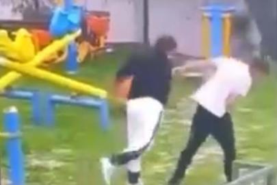 Parkta akran zorbalığı kamerada; 2 gözaltı