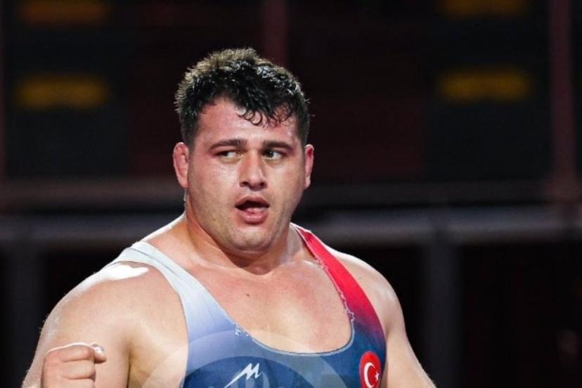 Rıza Kayaalp, mindere altın madalyayla döndü