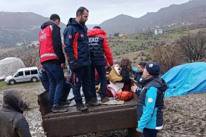 Siirt’te şiddetli yağış ve fırtına hayvancılıkla geçinen ailenin çadırlarını yıktı: 20 kişi tahliye edildi