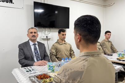 Vatan nöbetindeki kahramanlar sınır hattında iftar sofrasında