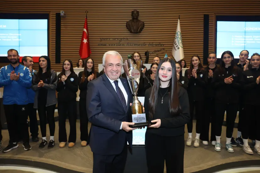 Bursa Nilüfer’in genç sporcuları başarılarını mecliste paylaştı