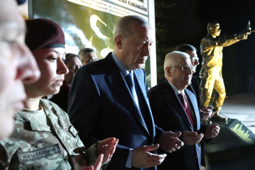 Cumhurbaşkanı Erdoğan, Ömer Halisdemir Anıtı'nın önünde dua etti