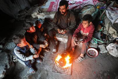 Filistinli aile iftarını enkaz üzerinde yapıyor