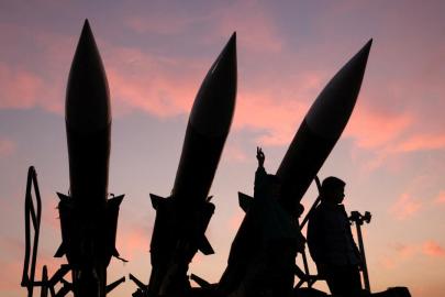 İran, İsrail ve ABD'ye karşı füze ve İHA saldırı dalgasına başladığını duyurdu