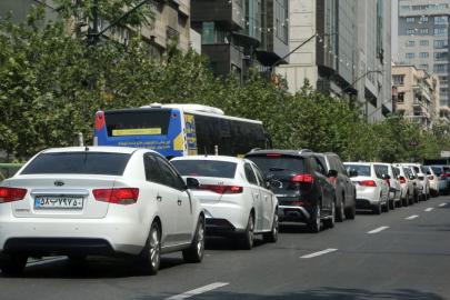 İranda benzin istasyonlarında kuyruk oluştu