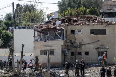 İsrail'in merkezindeki Beyt Şemeş yakınlarına isabet eden İran füzesi nedeniyle 3 kişi yaralandı