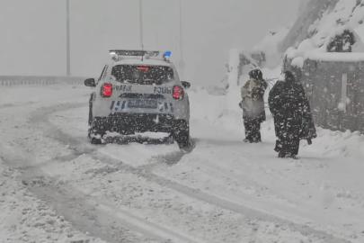 Karda mahsur kalan aileyi emniyet kurtardı