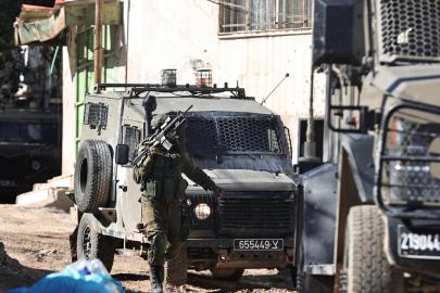 Katil İsrail ordusu işgal altındaki Batı Şeria'da 5 Filistinliyi yaraladı