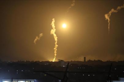 Katil İsrail'in Gazze'nin orta kesimine düzenlediği saldırıda 4 Filistinli hayatını kaybetti