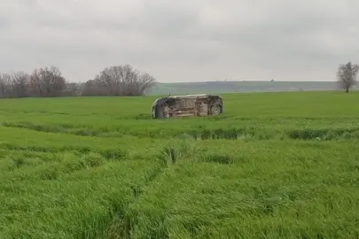Keşan-Beğendik yolunda ticari araç buğday tarlasına uçtu!