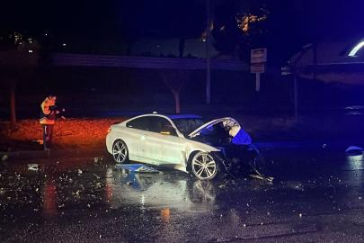 Otomobiliyle direğe çarpan sürücü yaralandı