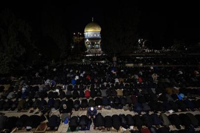 Soykırımcı İsrail, Kudüs'te teravih namazı kılan Filistinlilere saldırdı