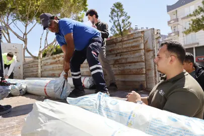 Antalya'da Kumlucalı çiftçilere hortum sonrası destek