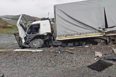 Bitlis'te otomobil tıra çarptı: 2 ölü, 1 yaralı