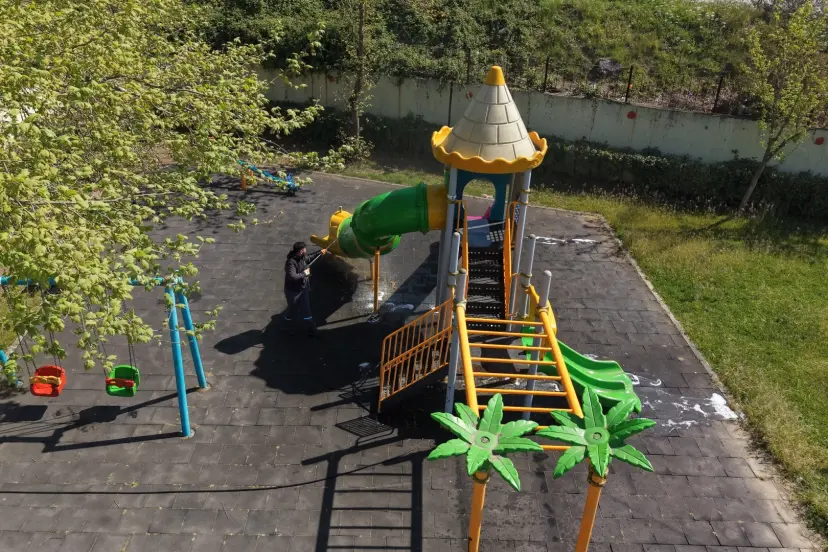 Çayırova’daki parkların oyun grupları yıkanıyor