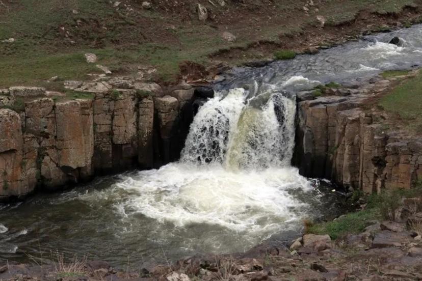 Diyadin’de saklı güzellik yıldızlı şelalesi baharla coştu