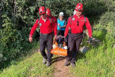 Fethiye’de dağlık ve ormanlık alanda ayağı kırılan kadın, 4 saatlik çalışmayla kurtarıldı