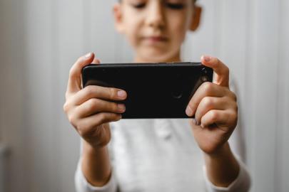 İngiltere'de okullarda akıllı telefon kullanımı yasayla yasaklanıyor