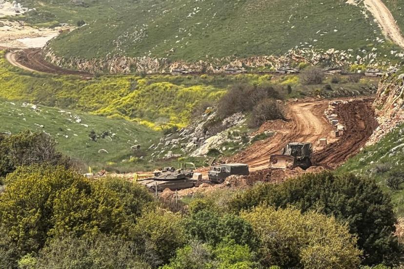 İşgalci İsrail ordusu, Lübnan'ın güneyinde sınır hattındaki evleri yıkmaya devam ediyor