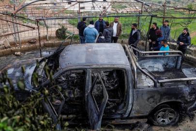 İşgalci İsrailliler, Batı Şeria'da Filistinlilere ait 2 aracı ateşe verdi.
