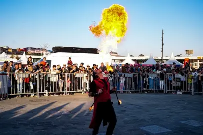Kocaeli'de havada uçan alevler hayranlıkla izlendi