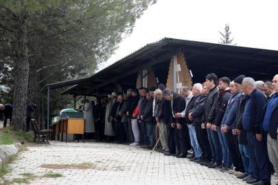 Minibüs ile beton mikserinin çarpıştığı kazada ölen 7 kişi toprağa verildi (2)