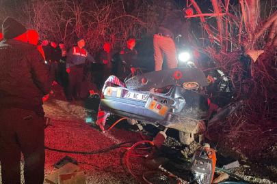 Otomobil ağaca çarptı: 2 ölü, 2 yaralı