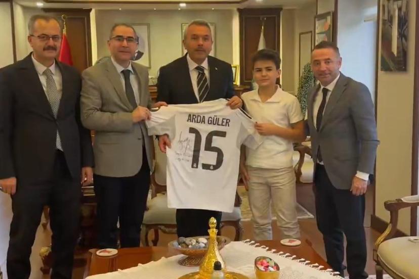 Rizeli Safa Cumhurbaşkanı Erdoğan'dan istediği imzalı Arda Güler formasına kavuştu