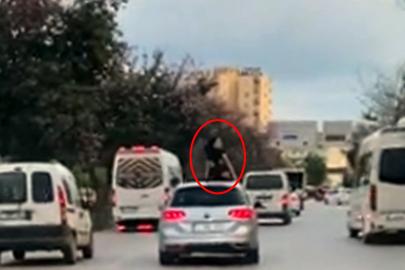 Seyir halindeki aracın üzerinde dans etti