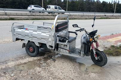 Üç tekerlekli elektrikli motosikletten düşen yolcu yaralandı