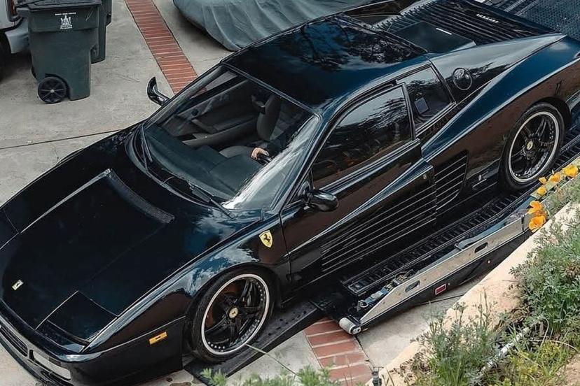 Ünlü isim 1992 model aracıyla yol aldı! Görenler bir daha baktı