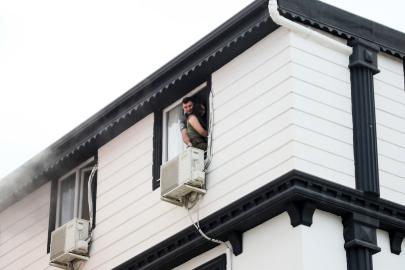 Yangında dumandan etkilenip, apartta mahsur kalanları itfaiye kurtardı