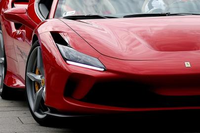Ferrari'ye elektrikli araç şoku: Yeni model şirketi borsada sarstı