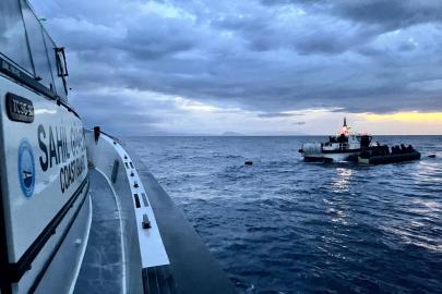 İzmir açıklarında sürüklenen lastik bottaki 34 düzensiz göçmen kurtarıldı